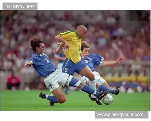 足球巨星风采全景呈现 球场背后的荣耀与奋斗故事 足球巨星风采全景呈现 球场背后的荣耀与奋斗故事